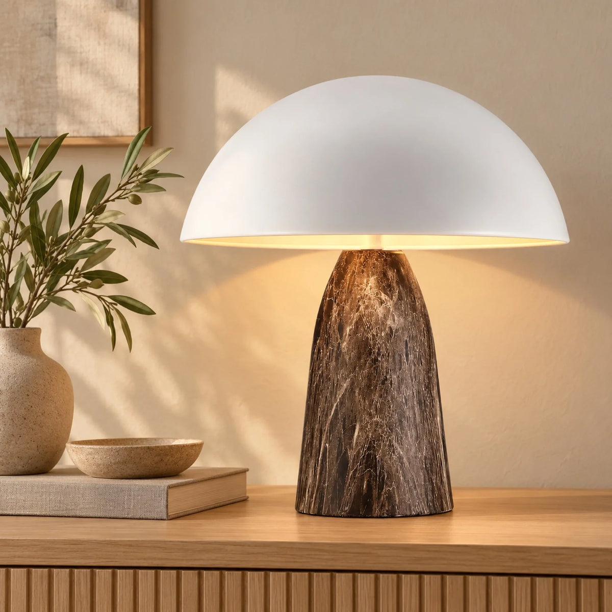 Grande lampe champignon à pied effet marbre sur une console