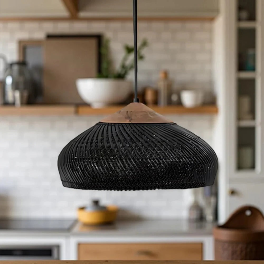 Suspension en rotin noir dans une cuisine