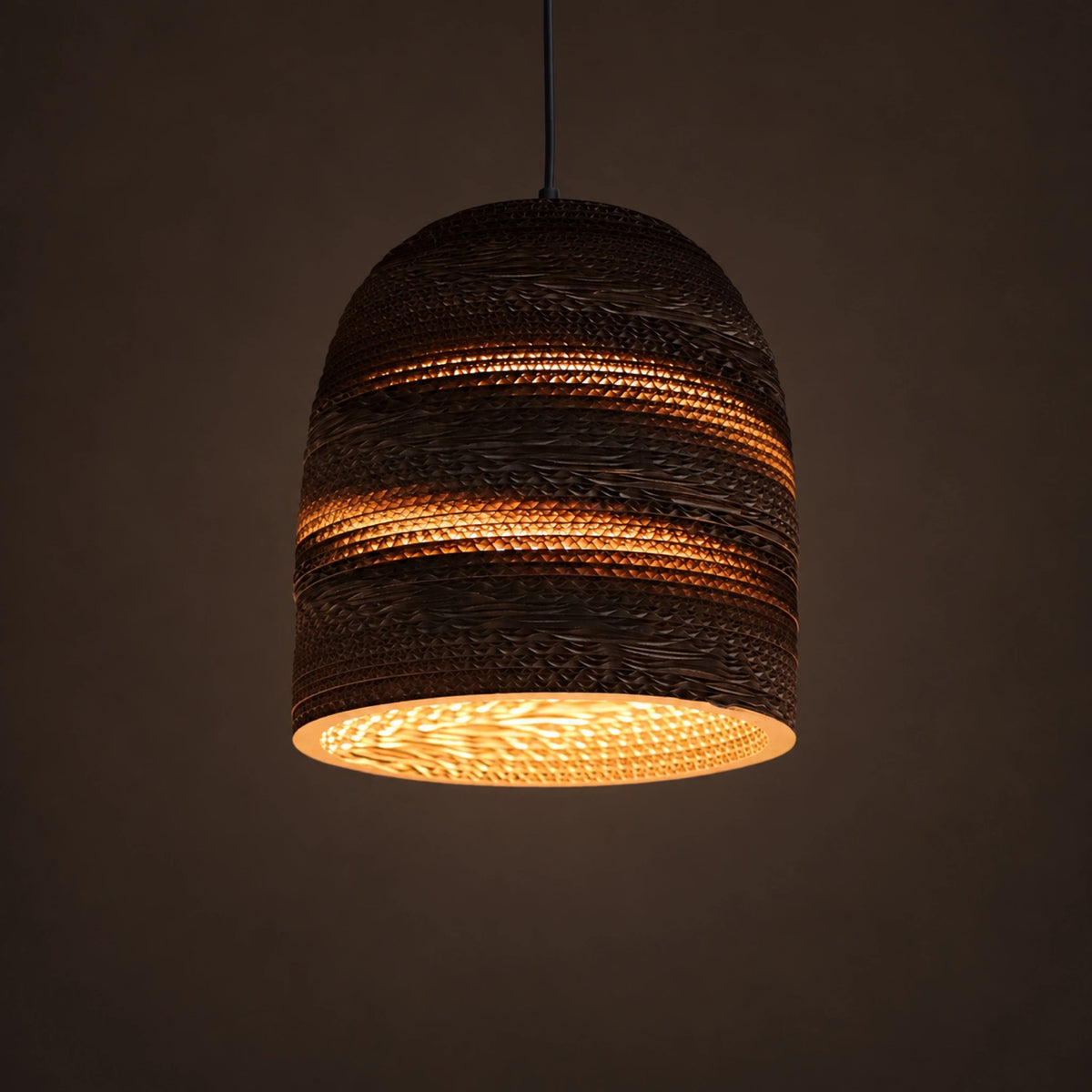 Suspension en papier ondulé allumée, lumière striée