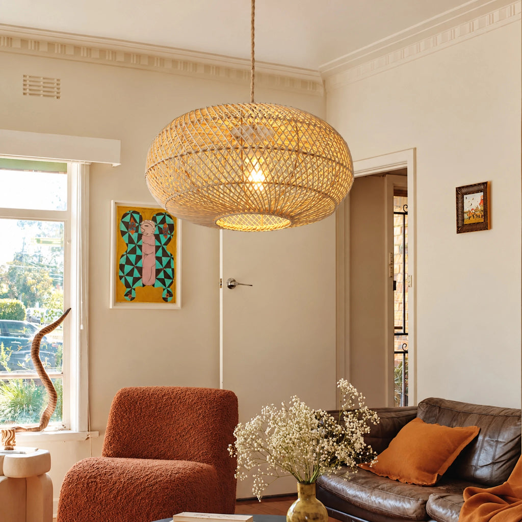 Suspension globe en rotin et bambou au-dessus d'un salon