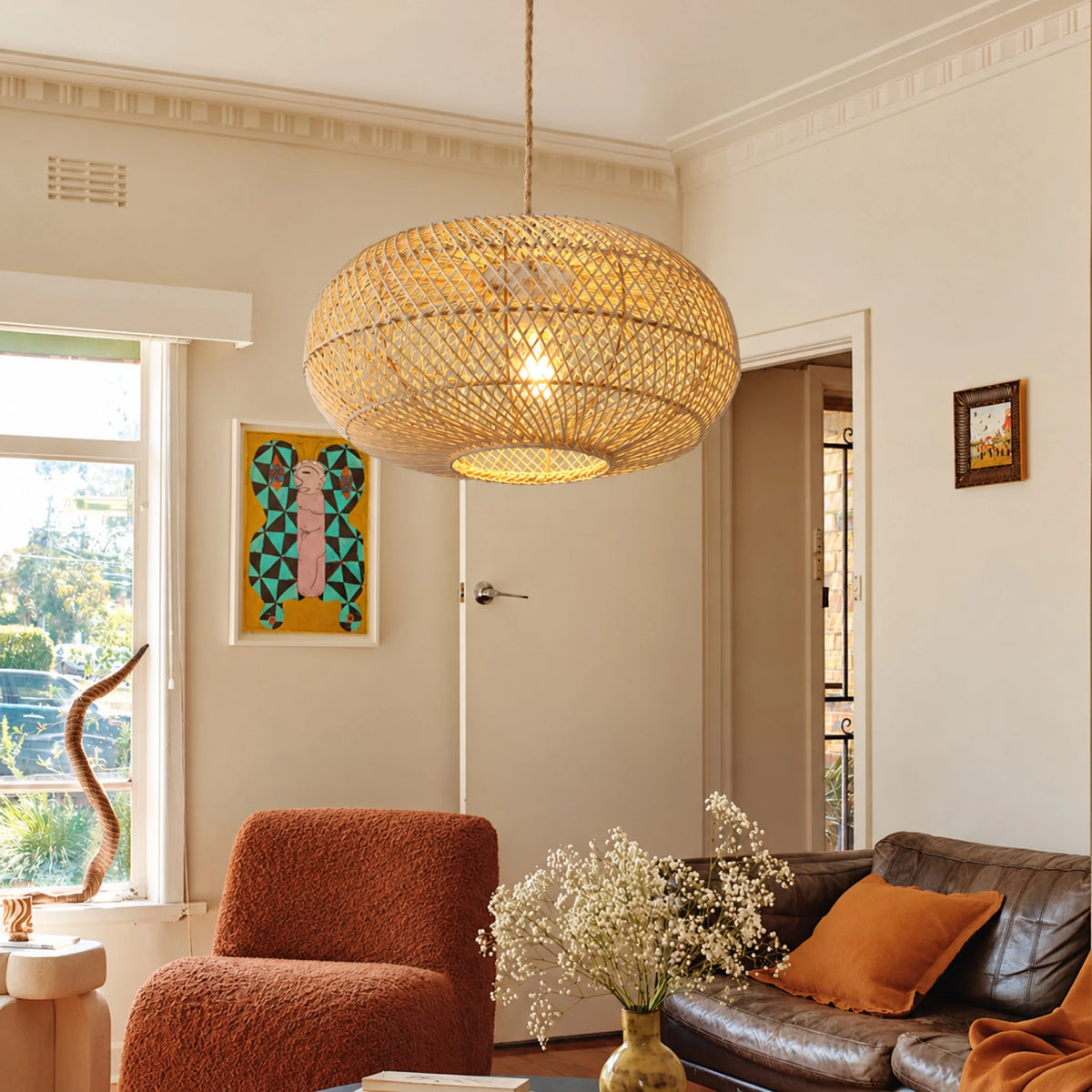 Suspension globe en rotin et bambou au-dessus d'un salon