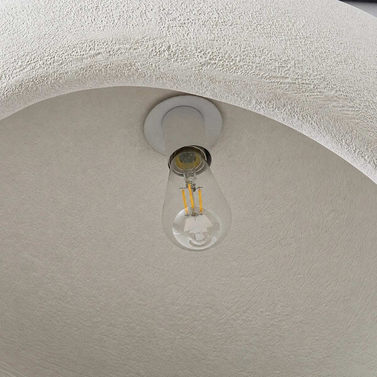 Détail de la texture et de la douille E27 de la suspension galet