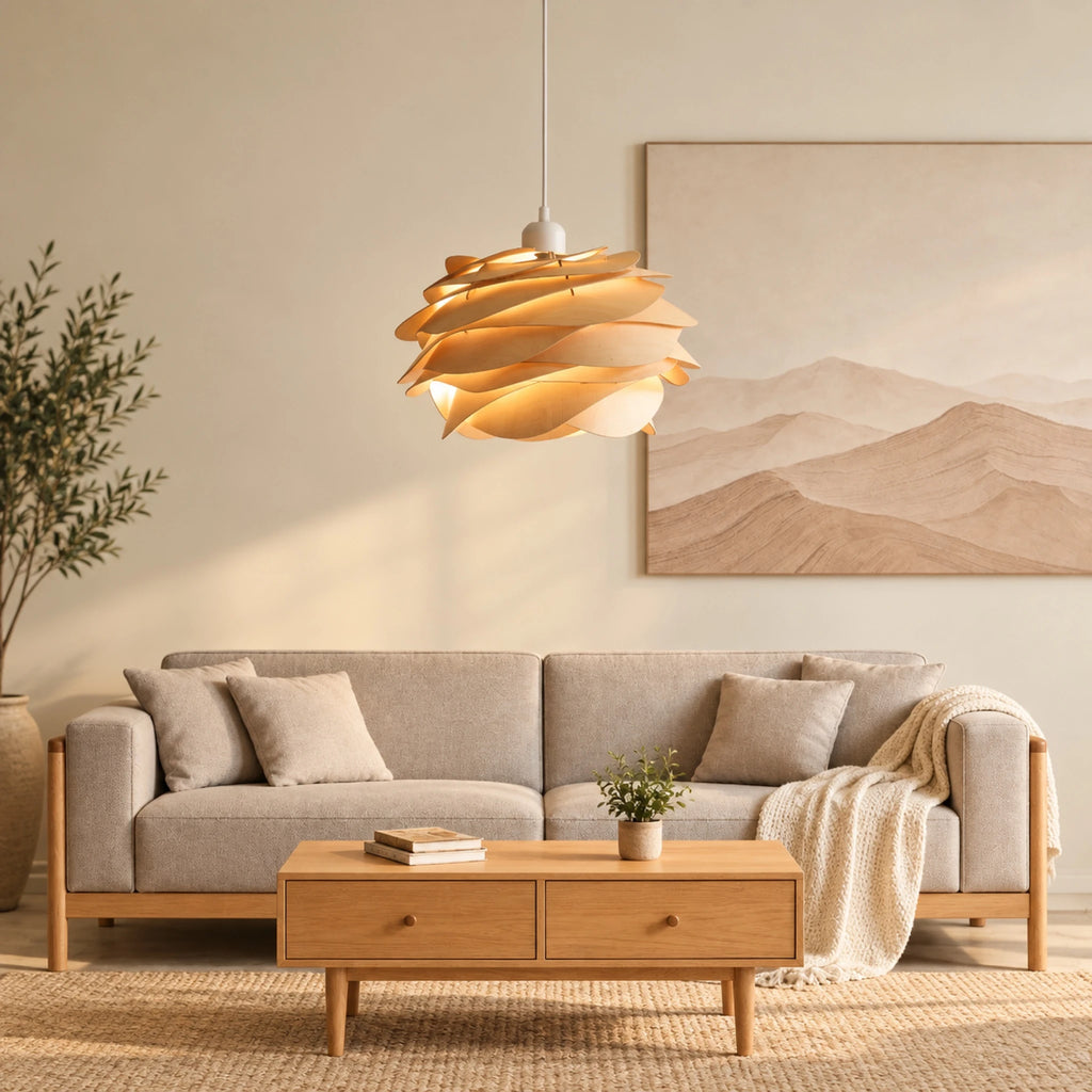Suspension pétales au-dessus d'un canapé beige