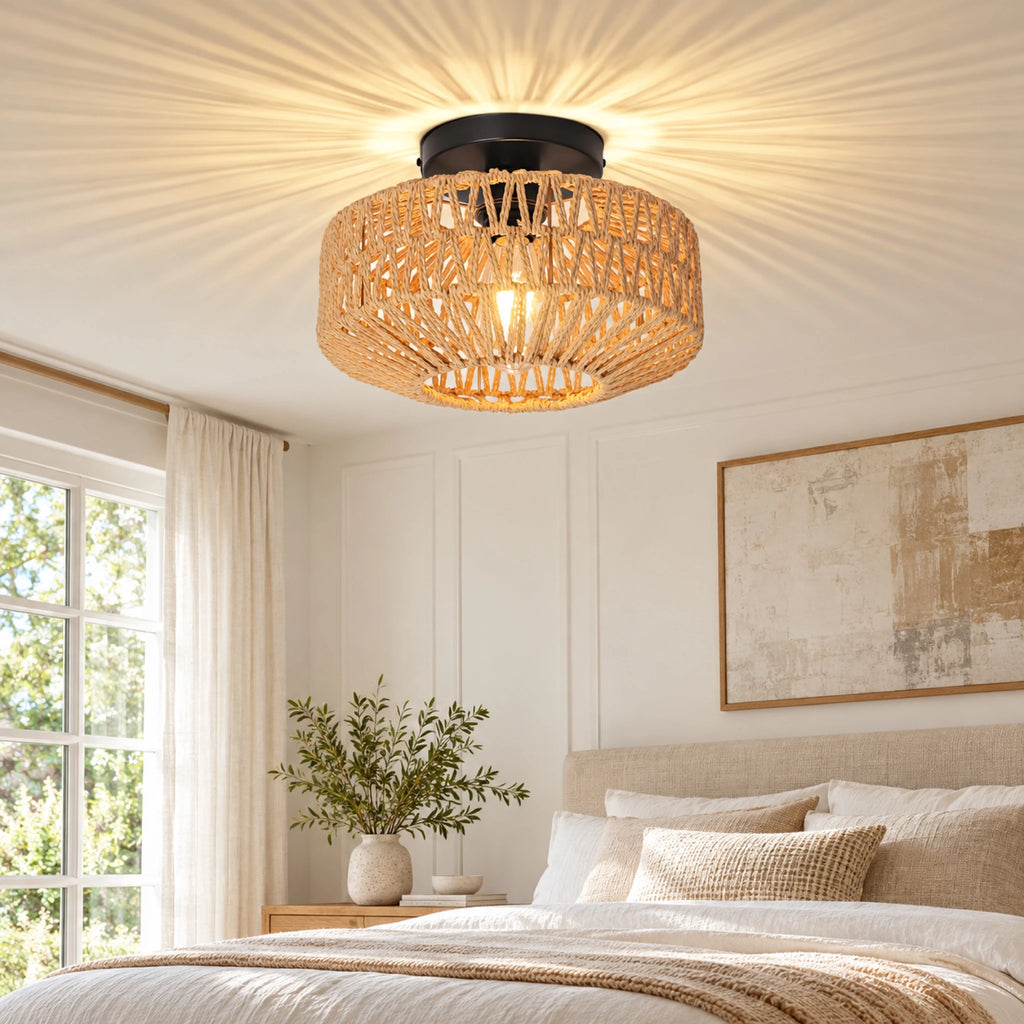 Plafonnier en rotin tressé naturel allumé, motifs de lumière au plafond