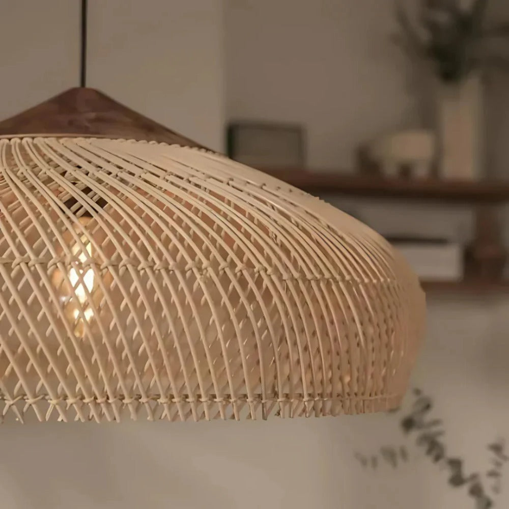 Détail du tressage du rotin et du chapeau en bois