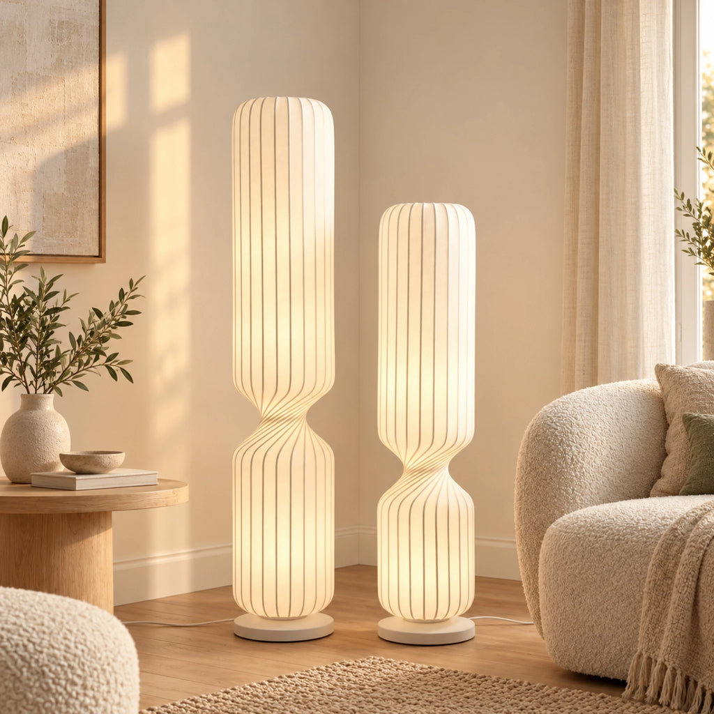 Lampadaires colonnes en soie allumés dans un salon