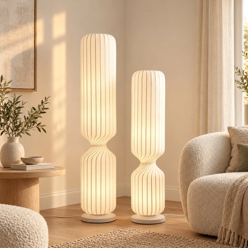 Lampadaires colonnes en soie allumés dans un salon