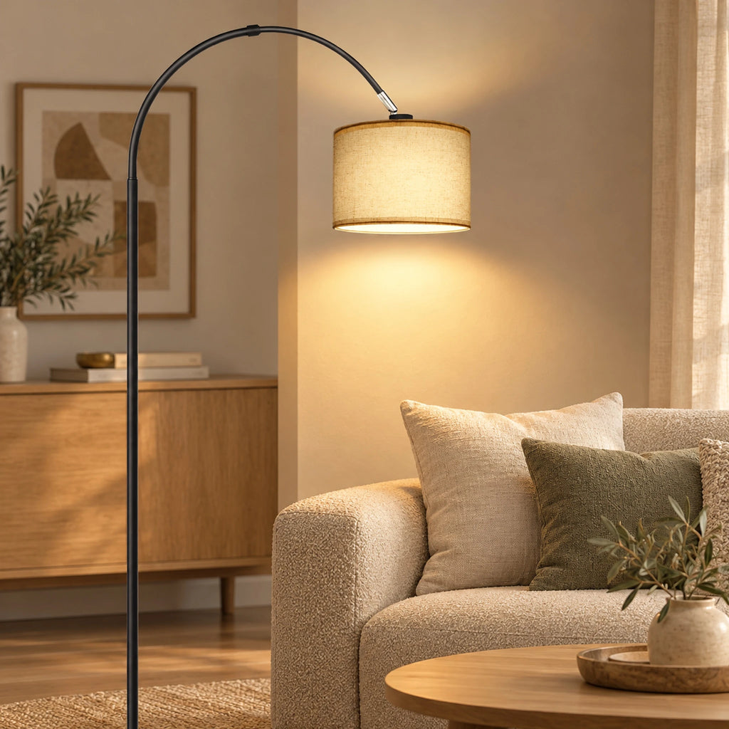 Lampadaire arc éclairant un fauteuil