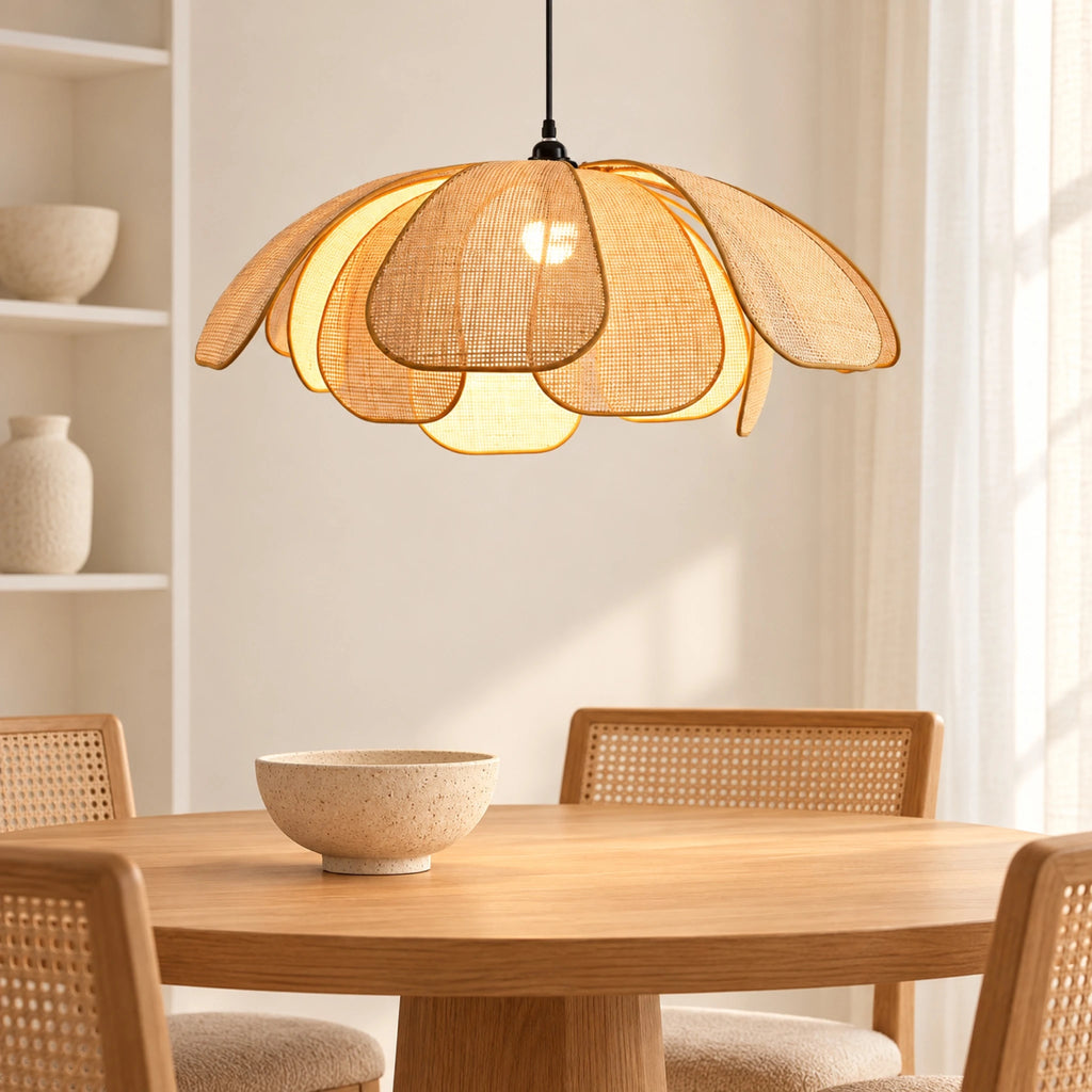 Suspension pétales en rotin au-dessus d'une table