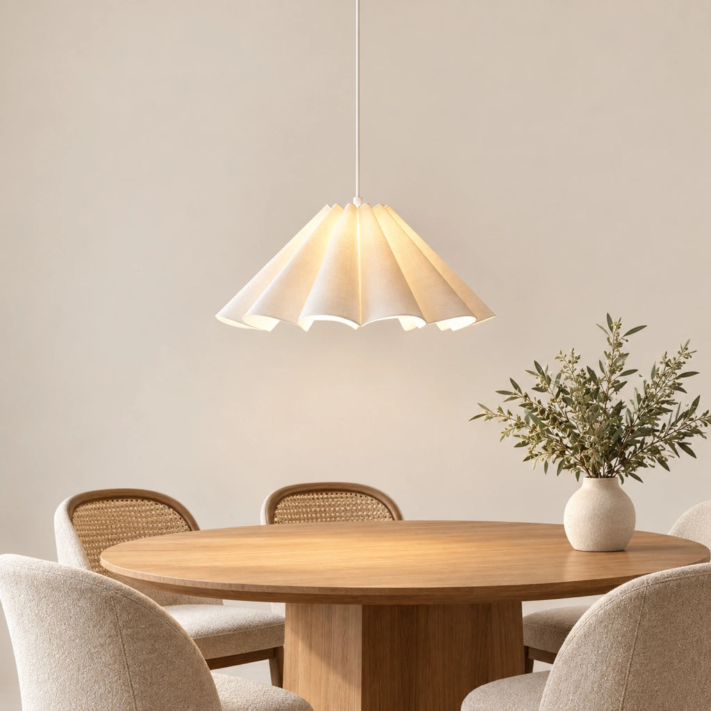 Suspension Corolle au-dessus d'une table ronde