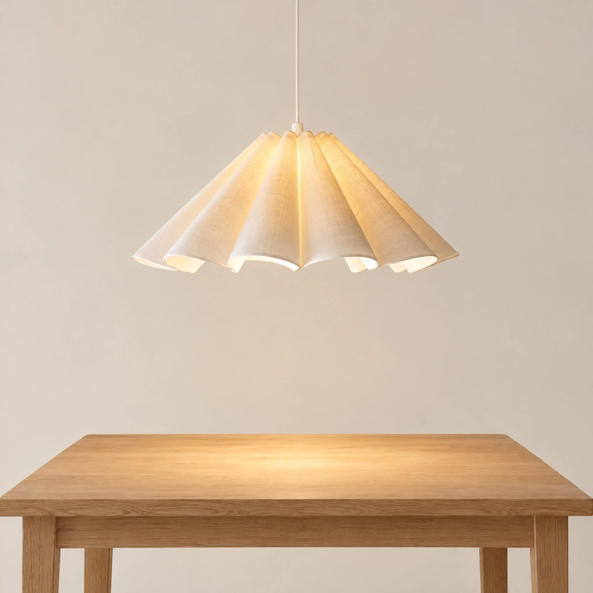 Suspension Corolle au-dessus d'une table en bois